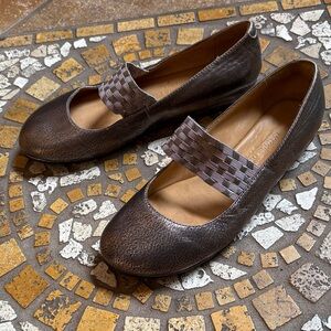 L’amour Des Piedes Metallic Brown Flats with Stretchy Strap